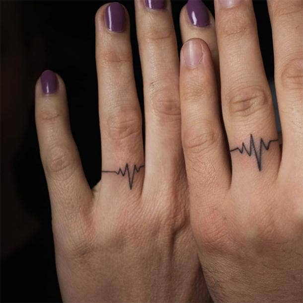 Tatuaje de anillo de bodas con latidos de corazón a juego