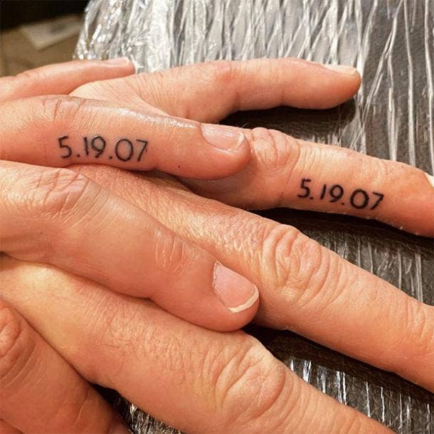 tatuaje de anillo de bodas con fecha de matrimonio
