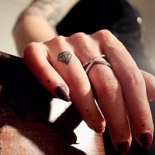 tatuaje de anillo de compromiso de diamantes