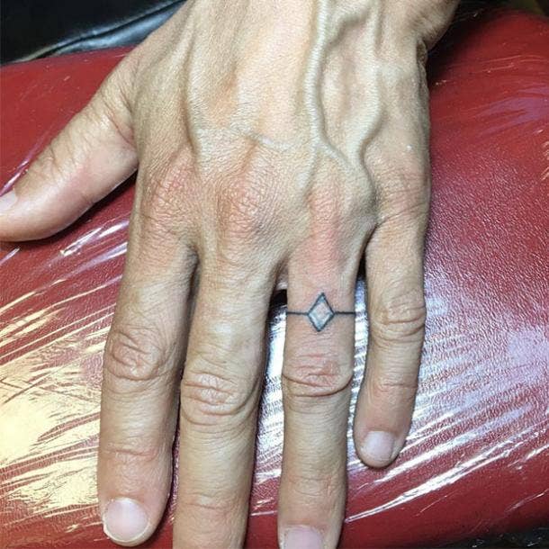 Tatuaje de anillo de bodas realista