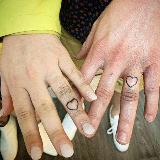 Tatuaje de anillo de bodas de corazón simple