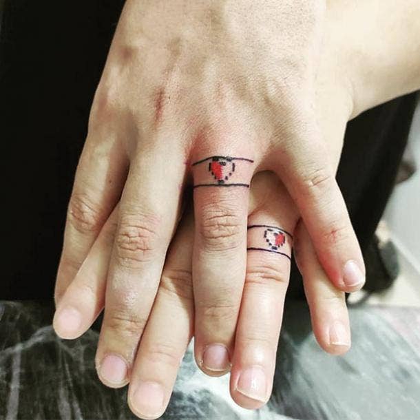 Tatuaje de anillo de bodas de corazón de píxel