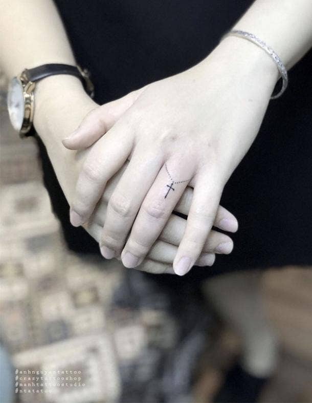 Tatuaje de anillo de bodas cristiano