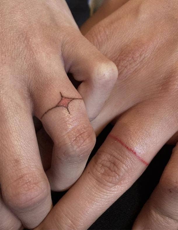 Tatuaje de anillo de bodas en tinta roja
