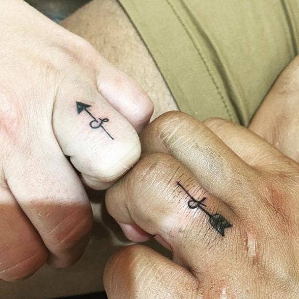 Tatuaje de anillo de bodas con flecha