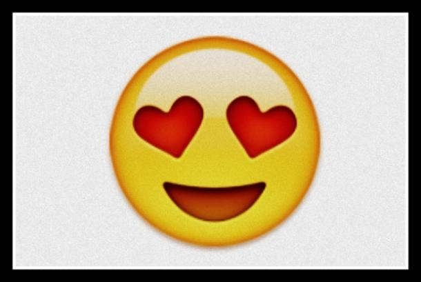 Emoji coqueto con cara sonriente y ojos de corazón.