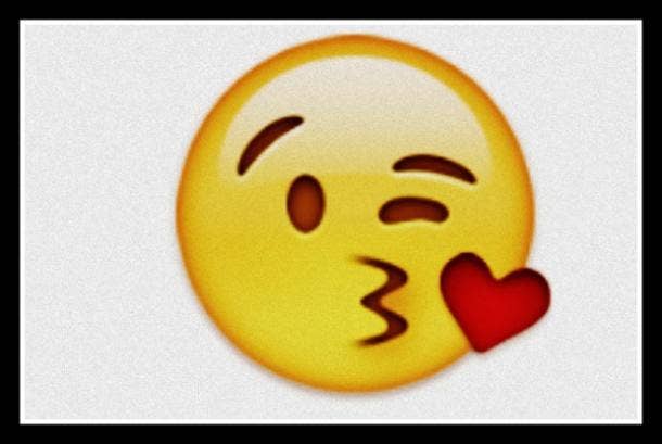 Cara emoji coqueta que lanza un beso