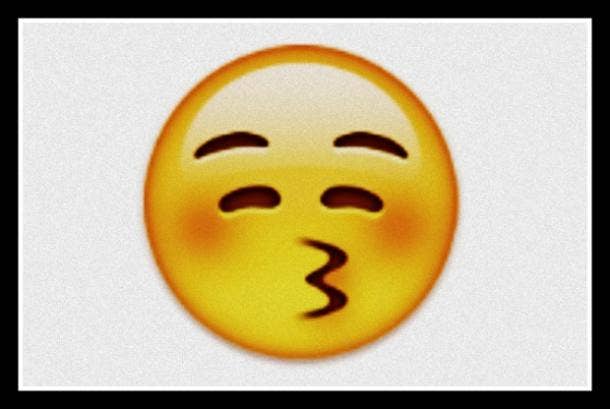 emoji coqueto besando la cara con los ojos cerrados 