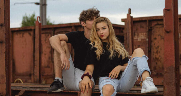 10 Indicios Claros de que Sientes una Conexión Misteriosa con Alguien