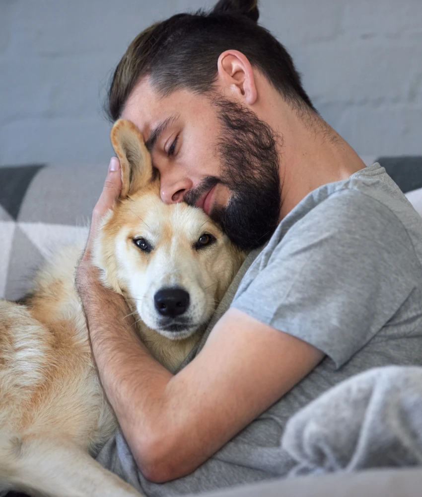 10 pequeños momentos que traen alegría a la vida de las personas hombre acurrucándose con su perro