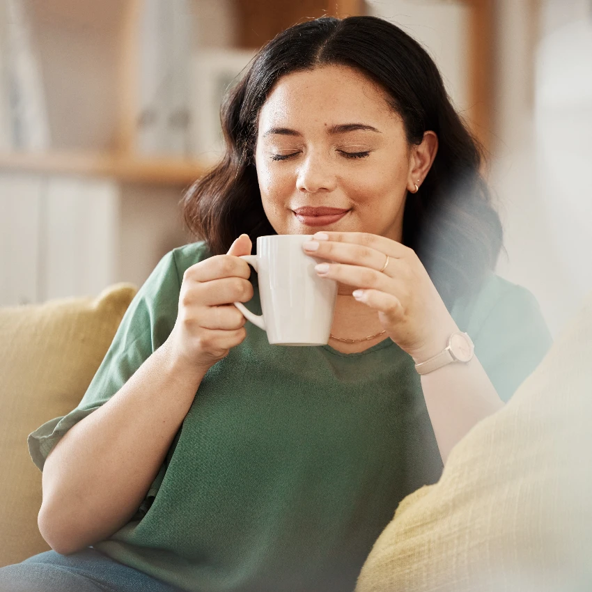 10 pequeños momentos cotidianos que realmente traen alegría a la vida de las personas Mujer alegre tomando su primer sorbo de café por la mañana