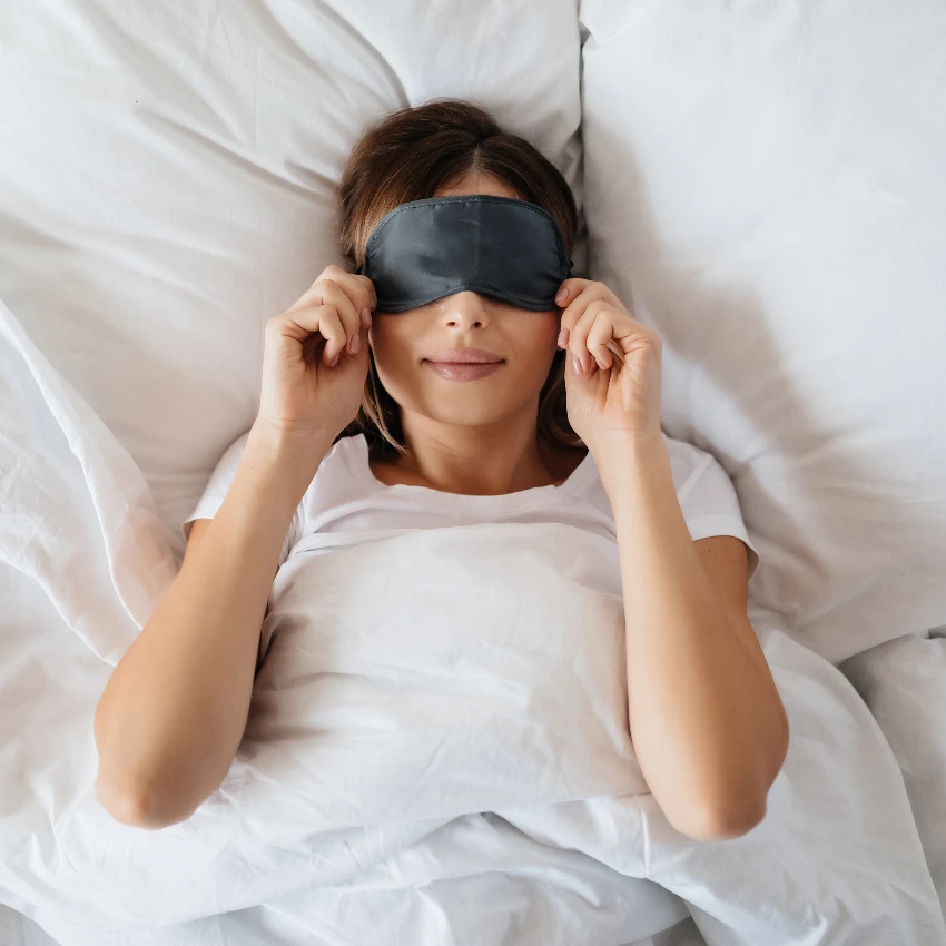 10 pequeños momentos cotidianos que realmente traen alegría a la vida de las personas Mujer alegre yéndose a la cama