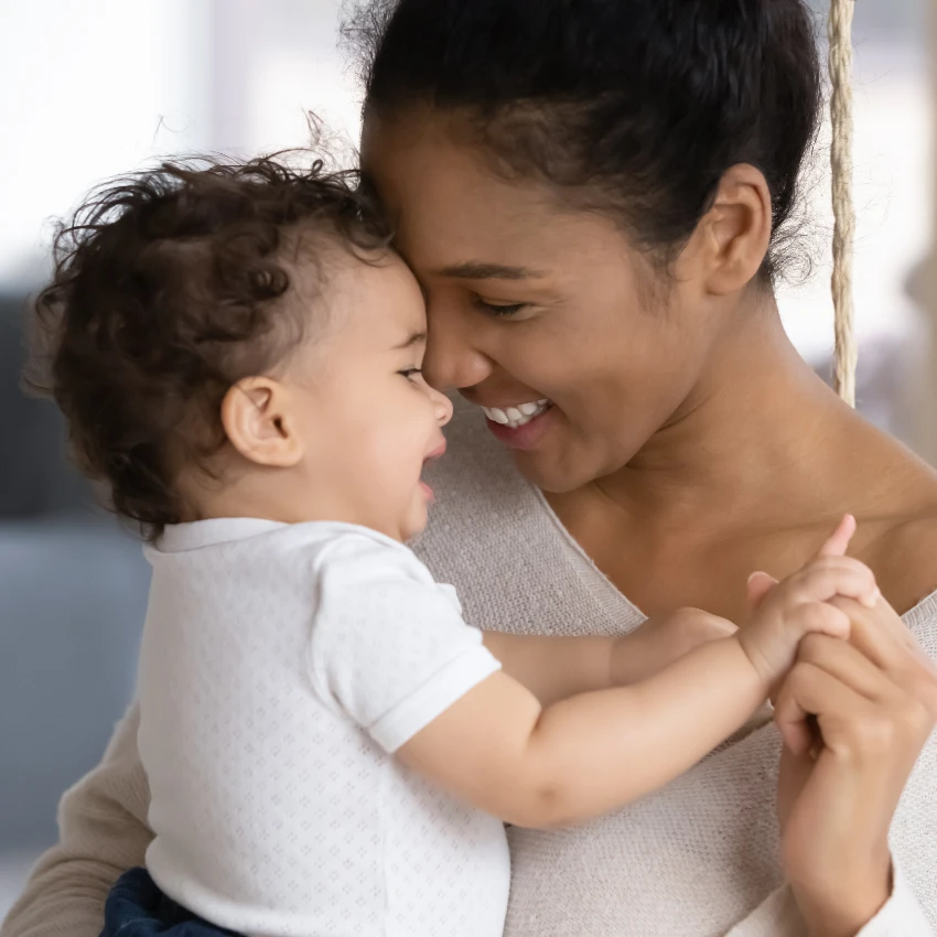 10 pequeños momentos cotidianos que realmente traen alegría a la vida de las personas mujer alegre sosteniendo a su bebé