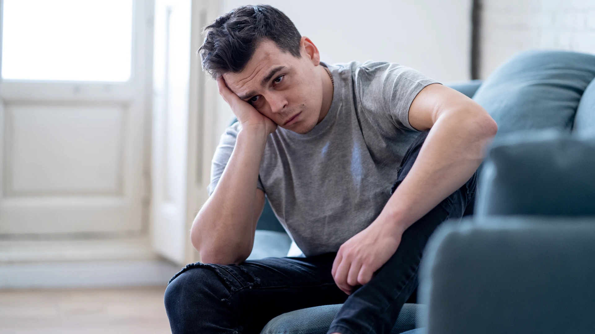 Hechos Críticos que Todos Deben Conocer Hombre que lidia con problemas de salud mental