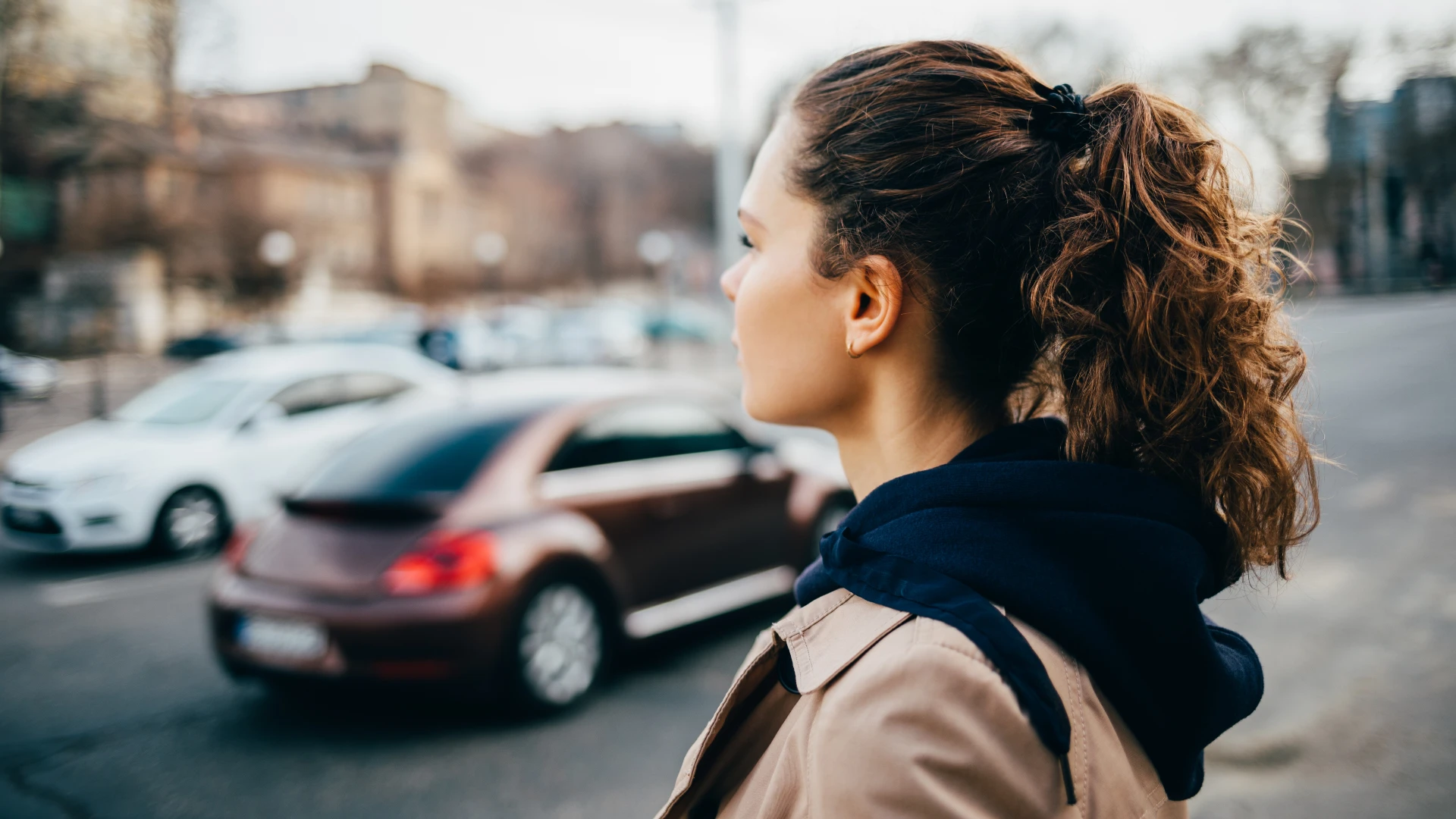 Hechos Críticos que Todos Deben Conocer Mujer que sabe que debe caminar de frente al tráfico