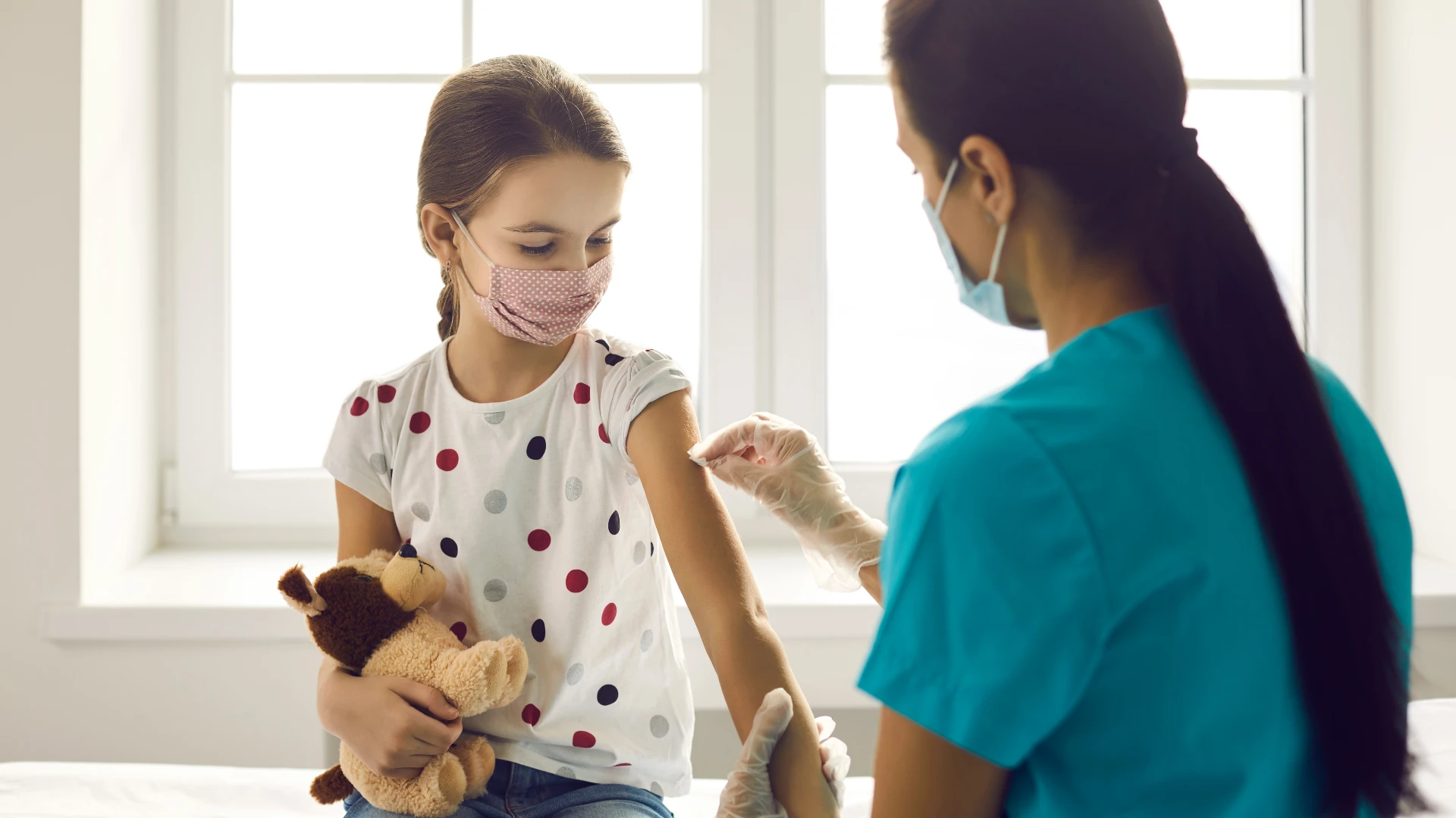 Hechos Críticos que Todos Deben Conocer Niña recibiendo una vacuna