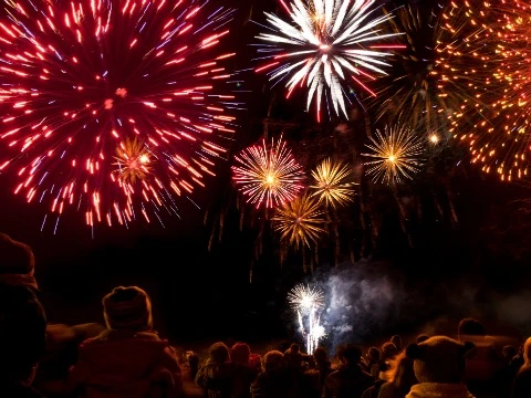 ¡Llegó el Momento de los Fuegos Artificiales! 10 Increíbles Ideas para Citas en el Cuatro de Julio