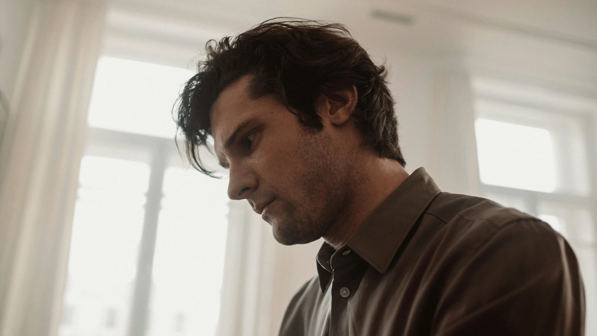 hombre mirando abajo