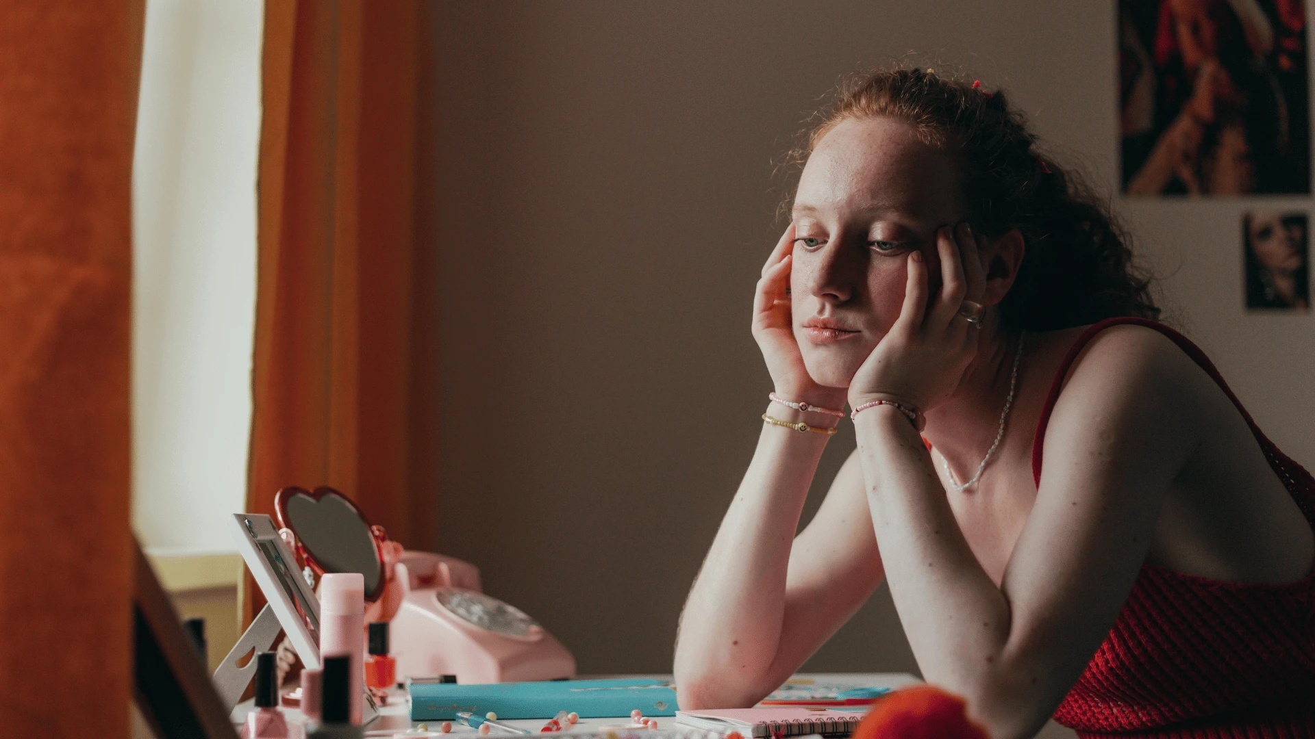 mujer sola y aislada