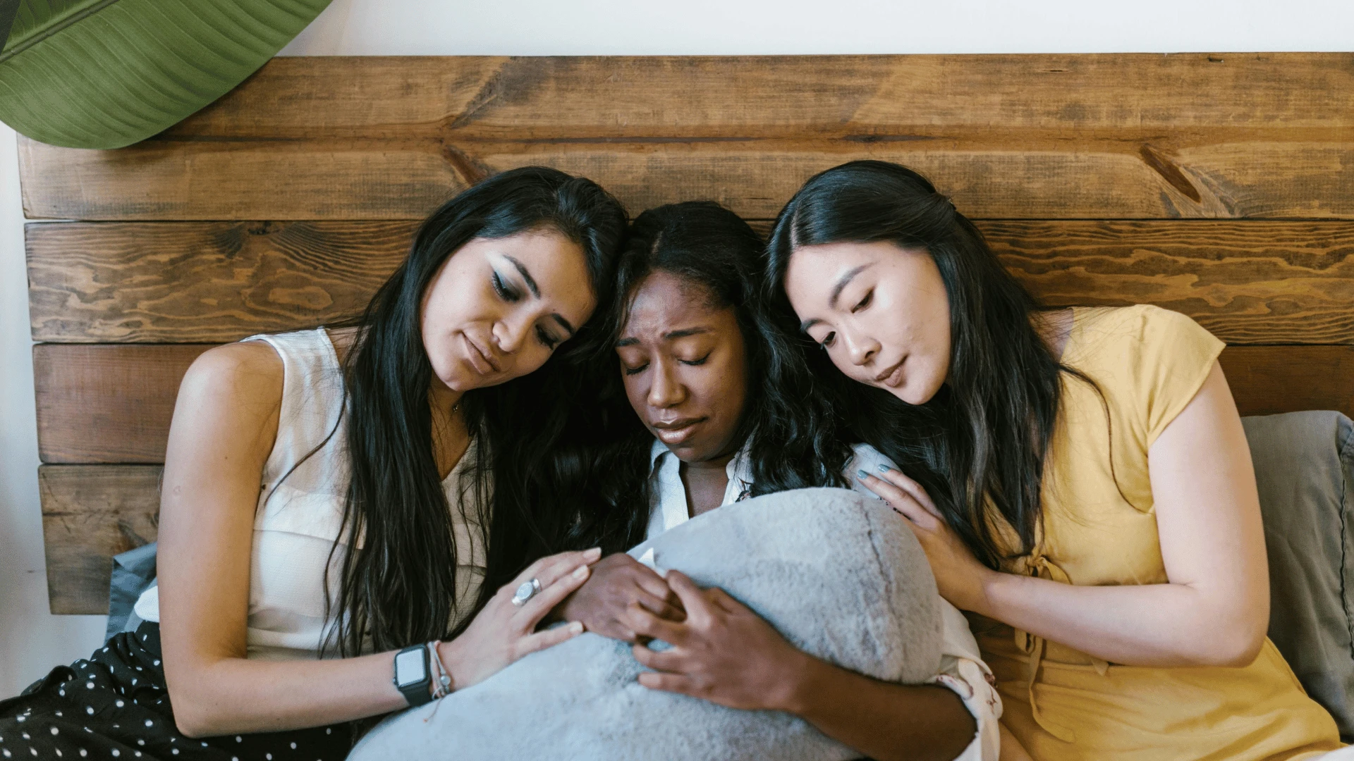 mujer triste porque la amistad no es suficiente