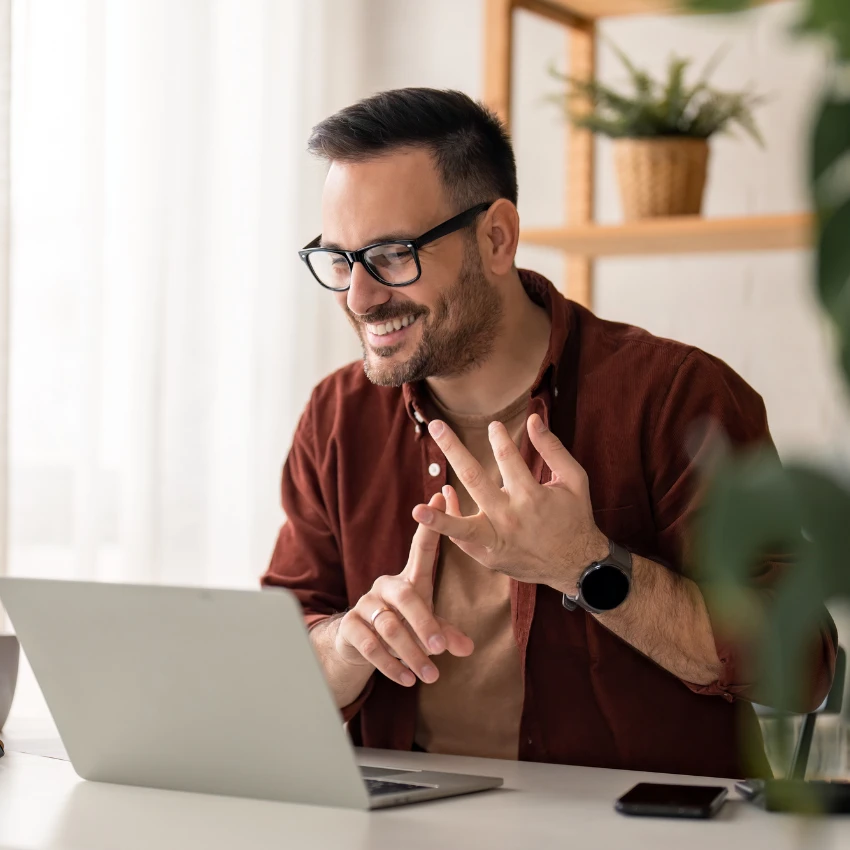 Hombre hablando en una entrevista de trabajo a distancia.